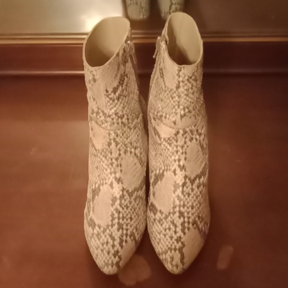 Matisse At Ease Snakeskin Booties Size 6.5